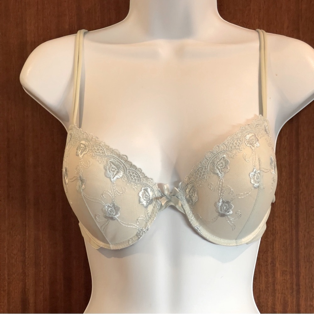 Cream Underwire Bra with Lace Trim and Adjustable Straps